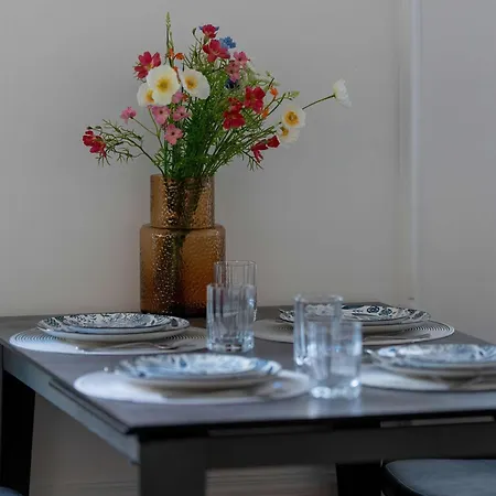 Stylish Near The Park Centre Of By Renters *